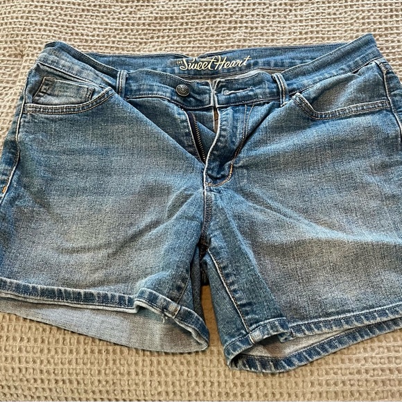 Old Navy “The Sweetheart” Jean Shorts - Picture 1 of 4